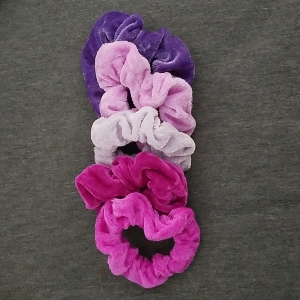 5 purple hair ties